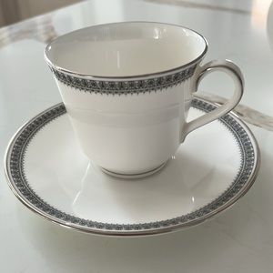 Royal Doulton - 12 cups & saucers